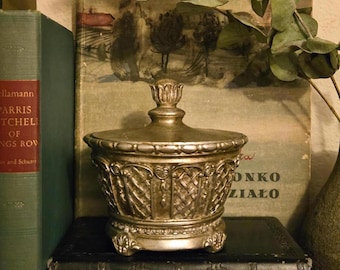 Urne vintage argentée avec couvercle | Treillis tressé | Ornement en forme d'artichaut | Boîte décorative sur pied