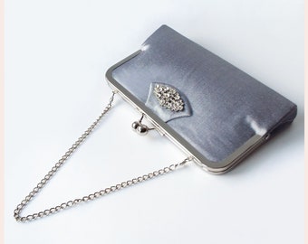 silberne Abendunterarmtasche, graue Seidentasche mit funkelnden Strasssteinen, personalisierte Tasche für die Hochzeit