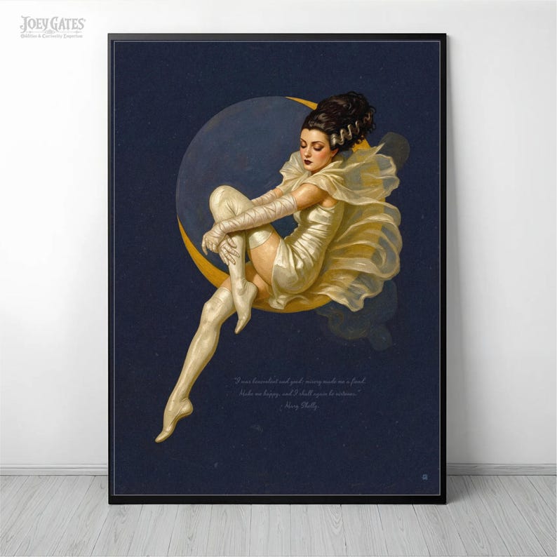 Puede incluir: L&aacute;mina art&iacute;stica que representa a una mujer con un vestido crema y botas altas, sentada en una luna creciente sobre un fondo azul oscuro. La l&aacute;mina incluye una cita de Percy Bysshe Shelley.