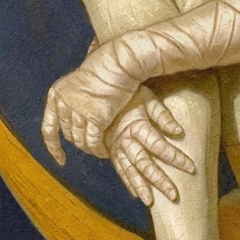 Puede incluir: Primer plano de una pintura que representa dos manos, una descansando sobre la otra. Las manos est&aacute;n envueltas en vendas, con pinceladas visibles y una paleta de colores apagados. El fondo es azul oscuro.