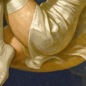 Puede incluir: Fragmento de pintura al &oacute;leo que representa una figura con una prenda blanca fluida. La obra de arte tiene una paleta de colores c&aacute;lidos con tonos beige, dorado y un fondo azul oscuro. El estilo sugiere arte cl&aacute;sico.