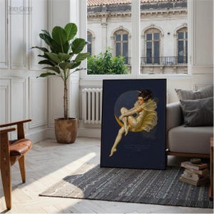 Puede incluir: Impresi&oacute;n art&iacute;stica enmarcada que representa a una mujer sentada en una luna creciente. La obra de arte tiene un fondo azul oscuro con tonos dorados y amarillos. La impresi&oacute;n se exhibe en una habitaci&oacute;n con una gran planta en maceta y una ventana.