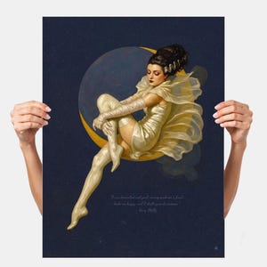 Puede incluir: Un p&oacute;ster de estilo vintage que presenta a una mujer con un vestido color crema y vendas, sentada en una luna creciente sobre un fondo azul oscuro. La obra de arte incluye una cita de Mary Shelley.
