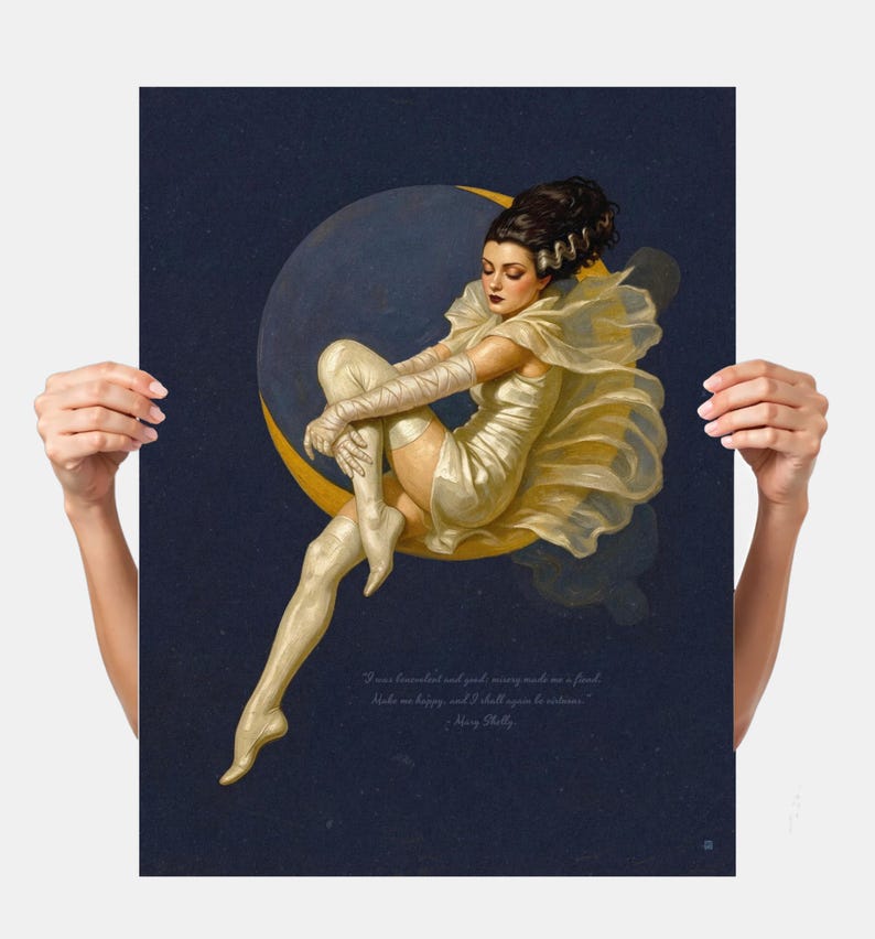 Puede incluir: Un p&oacute;ster de estilo vintage que presenta a una mujer con un vestido color crema y vendas, sentada en una luna creciente sobre un fondo azul oscuro. La obra de arte incluye una cita de Mary Shelley.