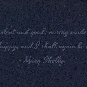 Puede incluir: Fondo azul oscuro con una cita de Mary Shelley en escritura gris claro. La cita dice: "Yo era benevolente y bueno; la miseria me convirti&oacute; en un demonio. Hazme feliz, y volver&eacute; a ser virtuoso."