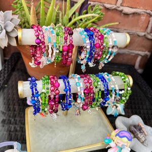 Pulsera con dije de alambre con memoria Y2K, cuentas de vidrio coloridas, talla única que se adapta a la mayoría