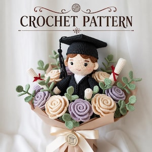 Puede incluir: Una muñeca de graduación de ganchillo con birrete y toga negros, sosteniendo un diploma, rodeada de flores de ganchillo en un ramo. El ramo incluye elementos de ganchillo crema, lavanda y verde. El texto "CROCHET PATTERN" está en la parte superior.