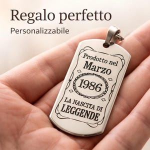 Può includere: Un cartello in legno rustico con la scritta "Welcome to our home" in lettere bianche. Il cartello presenta una finitura invecchiata e un design semplice e accogliente, perfetto per l'arredamento dell'ingresso.