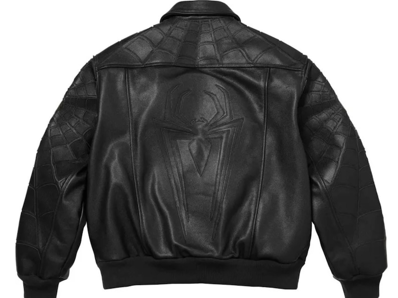 K&ouml;nnte beinhalten: Eine schwarze Lederjacke mit einem gro&szlig;en gepr&auml;gten Spinnenemblem auf dem R&uuml;ckenteil. Die Schultern und &Auml;rmel sind mit einem gesteppten Spinnennetz-Muster versehen. Die Jacke verf&uuml;gt &uuml;ber einen klassischen Kragen sowie gerippte B&uuml;ndchen.