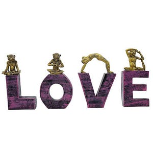 Op de afbeelding: Een decoratieve sculptuur met de letters "LOVE", waarbij elke letter een verweerde paarse afwerking heeft. Elke letter wordt bekroond met een gouden apenfiguur in verschillende yogahoudingen. Een uniek woondecoratie-item.