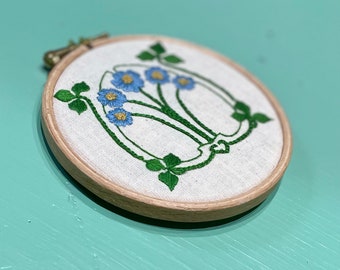 Modern Embroidery Kit, DIY kit, Hand embroidery pattern - Tutorial in English or in French. Art Nouveau Forget Me Not , Intermediate level.