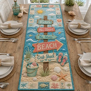 Op de afbeelding: Een strandtafelloper in blauw en beige. Het heeft een wegwijzer met borden met de tekst "Relax", "No Shirt", "No Shoes" en "Beach". Andere elementen zijn een emmer, schelpen en slippers. Ongeveer 180 cm lang.