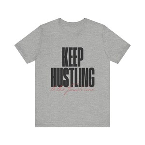 Camiseta com a frase "Keep Hustling" (Continue na luta) | Camiseta motivacional com tipografia