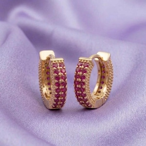 Pendientes minimalistas de aro rosa rubí en oro amarillo de 14 quilates y plata para mujer, ideales para fiestas o como regalo.