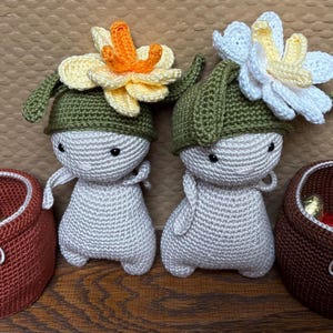 Muñeca de flores de Pascua tejida a crochet en maceta – Cesta de Pascua hecha a mano – Decoración de primavera amigurumi – Soporte para huevos de Pascua