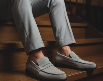 Mocasines de ante italiano hechos a mano / Zapatos de vestir para hombre en gris claro