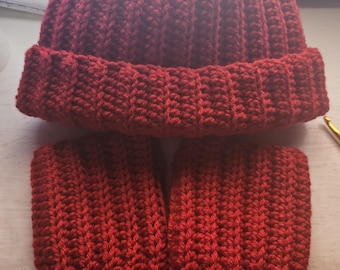 Set coordinato composto da berretto rosso all'uncinetto e scaldamani.