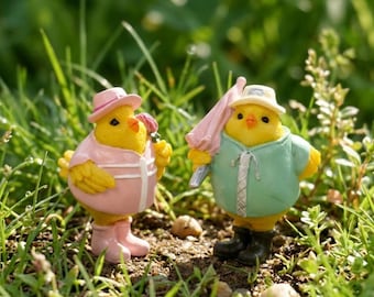 Statuette di galline in miniatura, simpatiche decorazioni a forma di gallina in stile cartone animato, ornamenti da giardino in resina, accessori per giardini fatati, regalo decorativo per la scrivania, decorazioni per esterni e patio.