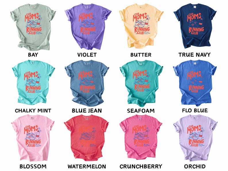 K&ouml;nnte beinhalten: Zw&ouml;lf T-Shirts in verschiedenen Farben, jeweils mit dem Aufdruck "Cool Moms Running Club" und einer Grafik von Laufschuhen und einer Wasserflasche. Farben: Bay, Violett, Butter und Marineblau.