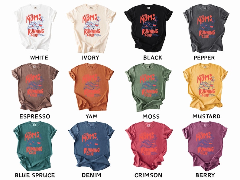 K&ouml;nnte beinhalten: Eine Auswahl an T-Shirts in verschiedenen Farben, jeweils mit dem Text "Cool Moms Running Club" in Rot und Blau. Das Design umfasst einen Laufschuh und eine Wasserflasche. Farben sind unter anderem Wei&szlig;, Schwarz und Senf.