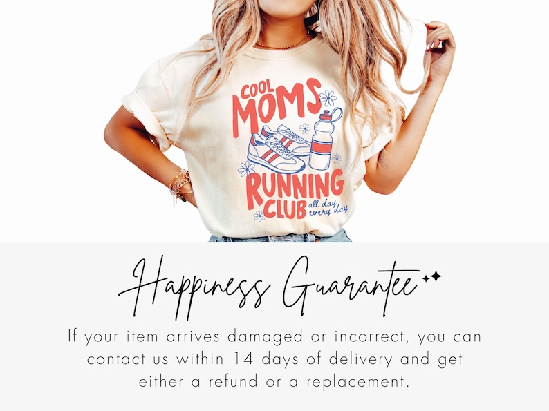 K&ouml;nnte beinhalten: Cremefarbenes T-Shirt mit dem Text "COOL MOMS RUNNING CLUB" in Rot und Blau, mit Laufschuhen und einer Trinkflasche. Das Shirt hat hochgekrempelte &Auml;rmel.