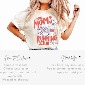 K&ouml;nnte beinhalten: Cremefarbenes T-Shirt mit dem Text "COOL MOMS RUNNING CLUB" in Rot und Blau. Das Design umfasst Illustrationen von Laufschuhen und einer Wasserflasche. Das Shirt ist ein l&auml;ssiger Stil.