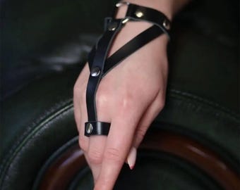 Pulseira de couro preto com arnês para as mãos, acessório de anel para dedo estilo gótico punk.