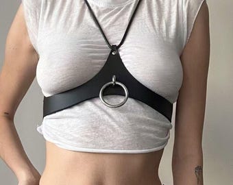 Maßgefertigter Brustgurt aus veganem Leder mit verstellbarem Bauchgurt und Schultergurten