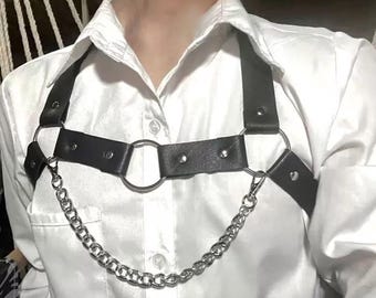 Colete masculino de couro preto com corrente prateada, estilo gótico punk, ajustável para festivais, com estética arrojada.
