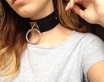 Gargantilha artesanal de couro com argola em formato de O, coleira preta para bondage, colar gótico punk, coleira BDSM ajustável, presente para garotas alternativas.