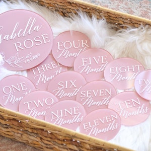 Marqueurs acryliques Baby Milestone gravés | Plaque bébé personnalisée en acrylique | Plaque nominative en acrylique | Cadeau baby shower | Photo mensuelle Photo de bébé