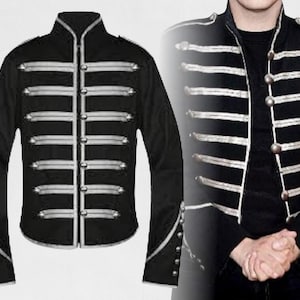 Könnte beinhalten: Schwarze Jacke im Militärstil mit silberfarbenen Verzierungen und Knöpfen. Die Jacke hat einen hohen Kragen und horizontale silberne Streifen. Das Design erinnert an eine Marschkapellenuniform.