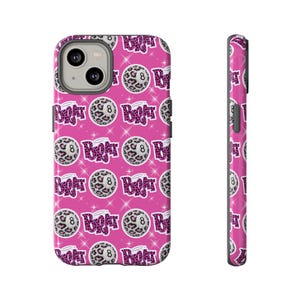 Puede incluir: Una funda de teléfono rosa con un patrón repetido de una bola ocho con estampado de leopardo, la palabra "Brat" en una fuente rosa brillante y estrellas. La funda se muestra desde el frente y el lateral.