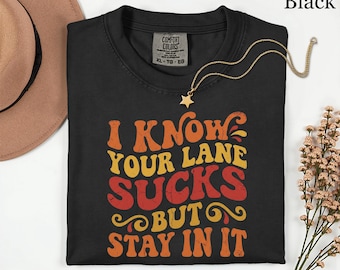 Ich weiß, deine Lane ist zum Kotzen, aber du bleibst in ihr Retro Groovy Unisex Tee