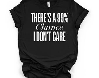 Hier gibt's das 99% Chance I Don't Care Unisex Grafik-T-Shirt