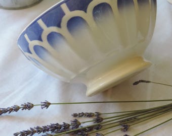 Grand bol ancien décor bleu et blanc. Collection French Bowl. Bol vintage en faïence, vaisselle ancienne française, décoration campagne.
