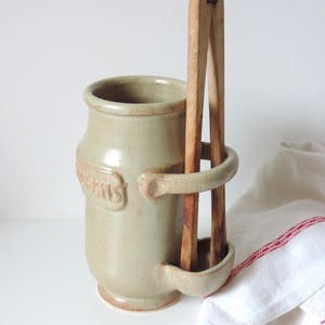 Vintage aardewerken bestekhouder met houten tang, augurkenpot, keukenopbergruimte, landelijke decoratie, handgemaakt keramiek, Provençaalse decoratie