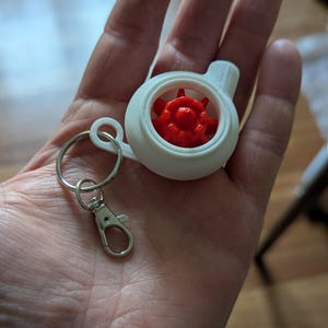 Peut inclure: Ensemble de trois mugs en céramique avec une finition mate et mouchetée. Les mugs sont de couleur crème, gris clair et gris foncé. Chaque mug a un design simple et minimaliste et une anse arrondie. Parfait pour le café ou le thé.