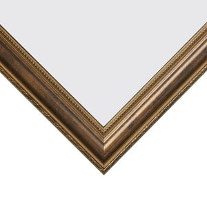 Pu&ograve; includere: Una cornice dorata con finitura in legno e bordo perlato.