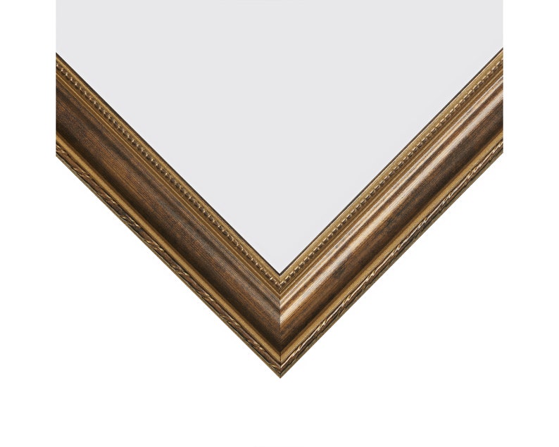 Pu&ograve; includere: Una cornice dorata con finitura in legno e bordo perlato.
