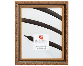 Puede incluir: Un marco de fotos de madera marrón con un borde dorado y detalles ornamentados. El marco está diseñado para colgarse vertical u horizontalmente. "Craig Frames" y la dirección del sitio web están impresos en el passe-partout.