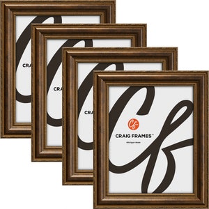 Pu&ograve; includere: Set di quattro cornici marroni con un design decorativo ornato. Le cornici sono realizzate da Craig Frames, Michigan Made.