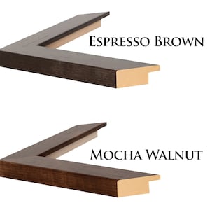 Op de afbeelding: Twee houten fotolijsten, een in Espresso Brown en een in Mocha Walnut. Beide lijsten hebben een eenvoudig, klassiek ontwerp.