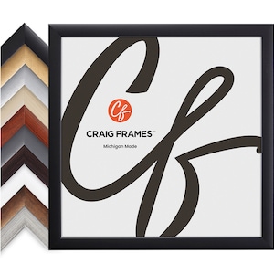 Peut inclure: Cadre photo noir avec un passe-partout blanc et un graphisme noir et blanc des lettres "CF" avec le texte "CRAIG FRAMES" et "Michigan Made" en dessous.