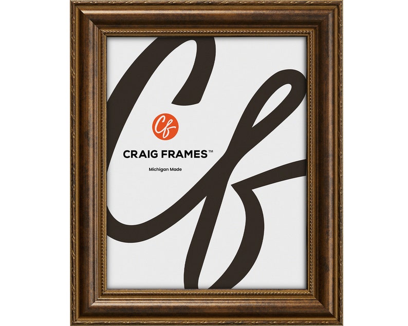 Pu&ograve; includere: Una cornice per foto in legno marrone con finitura dorata e un bordo perlato decorativo. La cornice ha un passepartout bianco e uno sfondo bianco con il testo "CRAIG FRAMES&trade; Michigan Made" e un logo.