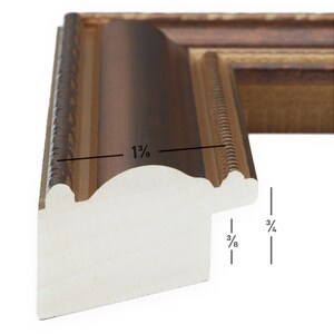 Pu&ograve; includere: Primo piano di una cornice per foto marrone con finitura dorata. La cornice &egrave; larga 1 3/8 pollici e profonda 3/4 pollici.