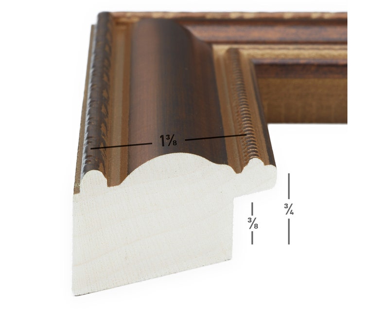 Pu&ograve; includere: Primo piano di una cornice per foto marrone con finitura dorata. La cornice &egrave; larga 1 3/8 pollici e profonda 3/4 pollici.