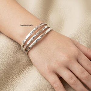 Brazalete de plata de ley 925 martillado, brazalete minimalista de plata, brazalete de triple alambre, brazalete de diseño para mujer, brazalete de plata hecho a mano
