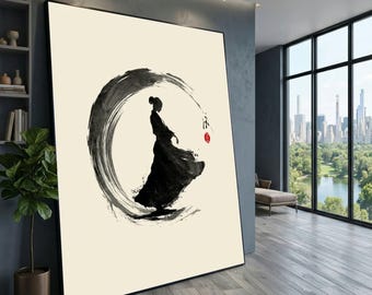Könnte beinhalten: Ein großes rechteckiges Wandbild mit einer schwarzen Tuschezeichnung einer Figur in fließender Kleidung innerhalb eines kreisförmigen Pinselstrichs. Ein kleiner roter runder Stempel befindet sich rechts neben der Figur auf cremefarbenem Grund.