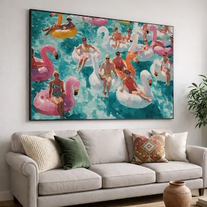 Könnte beinhalten: Ein gerahmter Kunstdruck zeigt Menschen, die sich auf aufblasbaren Schwimmreifen in einem türkisfarbenen Pool entspannen. Die Schwimmreifen sind rosa Flamingos, weiße Schwäne und orangefarbene Ringe. Das Kunstwerk hat einen malerischen Stil und wird über einem beigen Sofa ausgestellt.